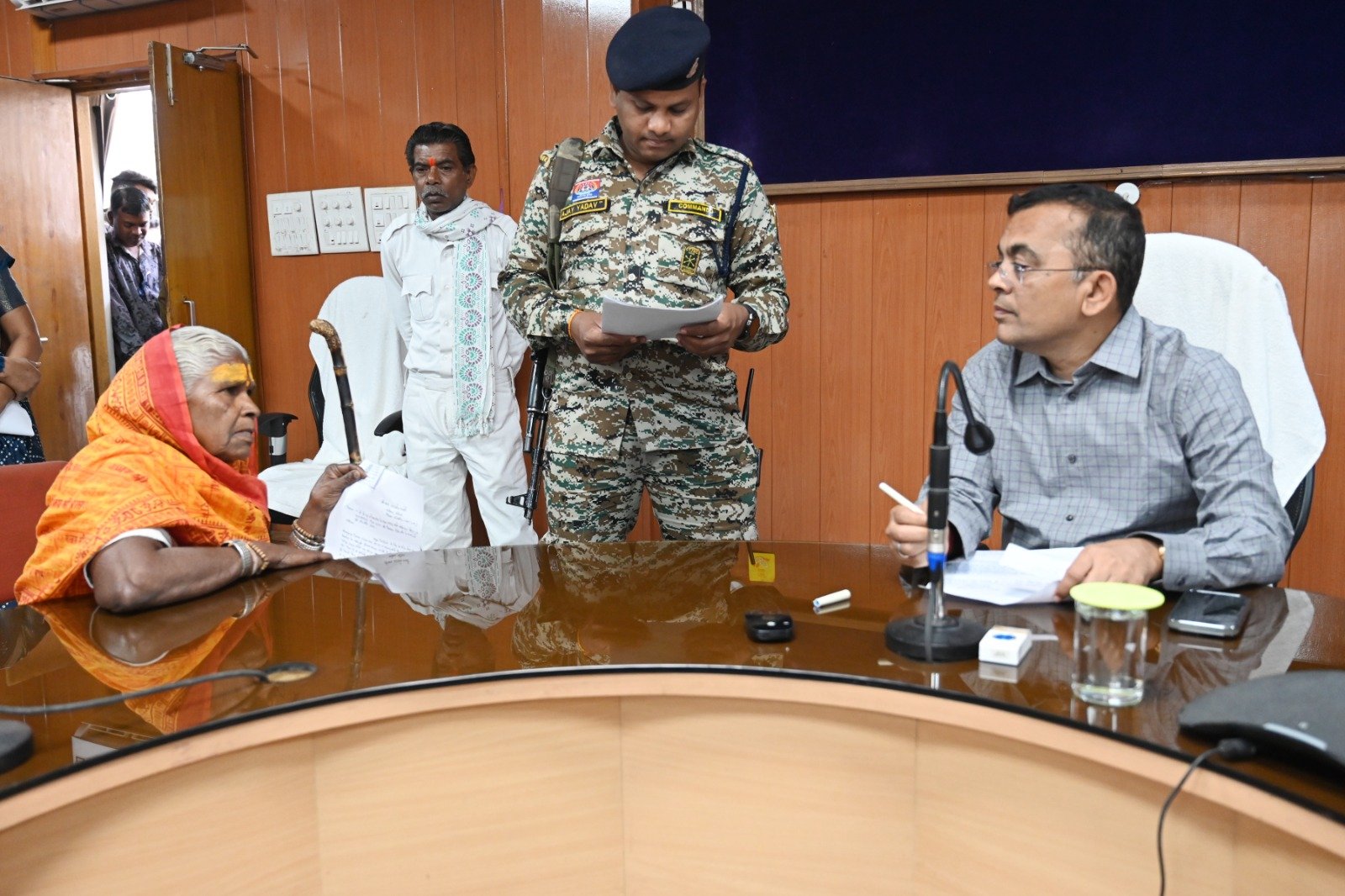 कलेक्टर श्री जन्मेजय महोबे ने जनदर्शन में ग्रामीण एवं शहरी क्षेत्रों से पहुंचे आवेदकों की सुनी मांग एवं समस्याएं  जनदर्शन में आज कुल 74 आवेदन हुए प्राप्त