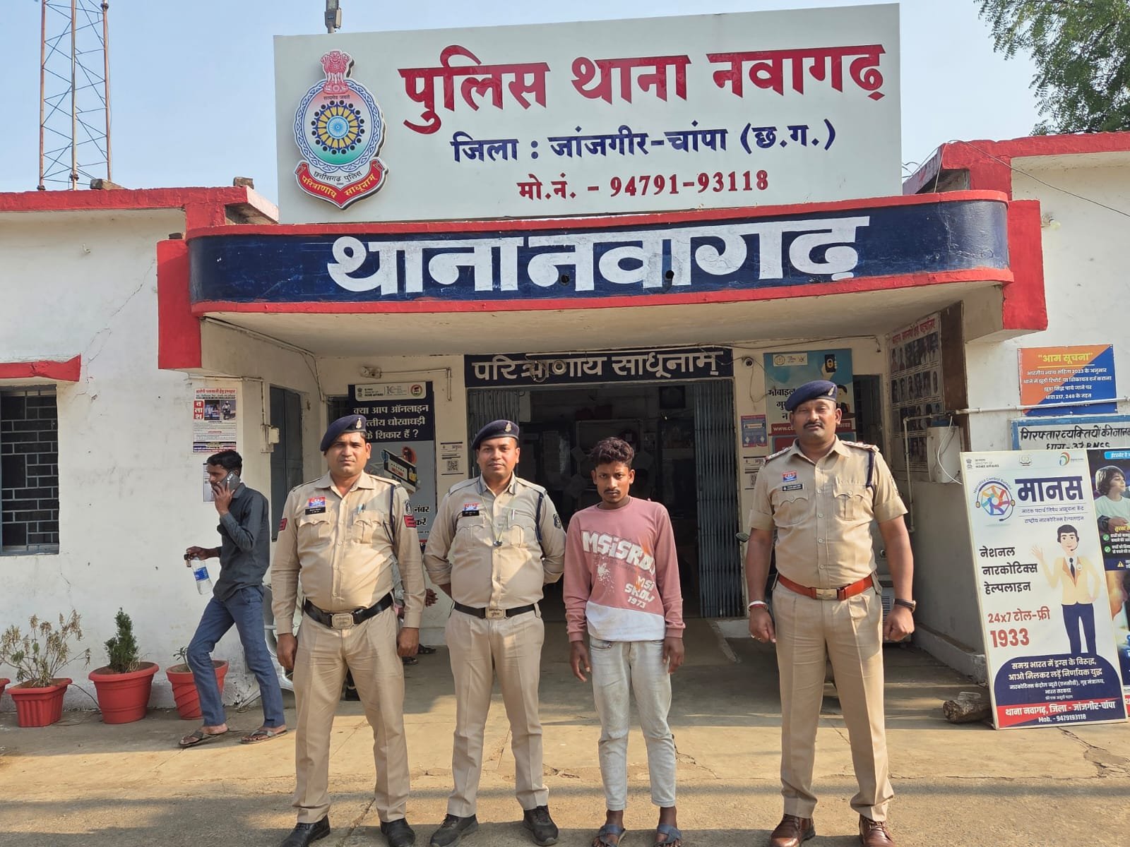 एक युवक को जान से मारने की नीयत से डीजल डालकर जिंदा जलाने का प्रयास करने के मामले में आरोपी गिरफ्तार थाना नवागढ़ पुलिस की त्वरित कार्यवाही*  * *मामले में पुलिस द्वारा त्वरित कार्रवाई करते हुए आरोपी को गिरफ्तार कर भेजा गया न्यायिक रिमांड पर*  * *गिरफ्तार आरोपी आकाश कुमार कर्ष (20 वर्ष), निवासी ग्राम कटौद थाना नवागढ़ जिला जांजगीर चांपा*