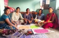 हर्बल गुलाल से आत्मनिर्भरता की ओर  समूह की महिलाएं पलास, चुकंदर एवं पालक के पत्तों से बना रही हर्बल गुलाल  एनआरएलएम के माध्यम से आत्मनिर्भरता की ओर बढ़ रही महिलाएं