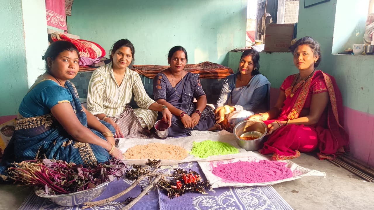 हर्बल गुलाल से आत्मनिर्भरता की ओर  समूह की महिलाएं पलास, चुकंदर एवं पालक के पत्तों से बना रही हर्बल गुलाल  एनआरएलएम के माध्यम से आत्मनिर्भरता की ओर बढ़ रही महिलाएं