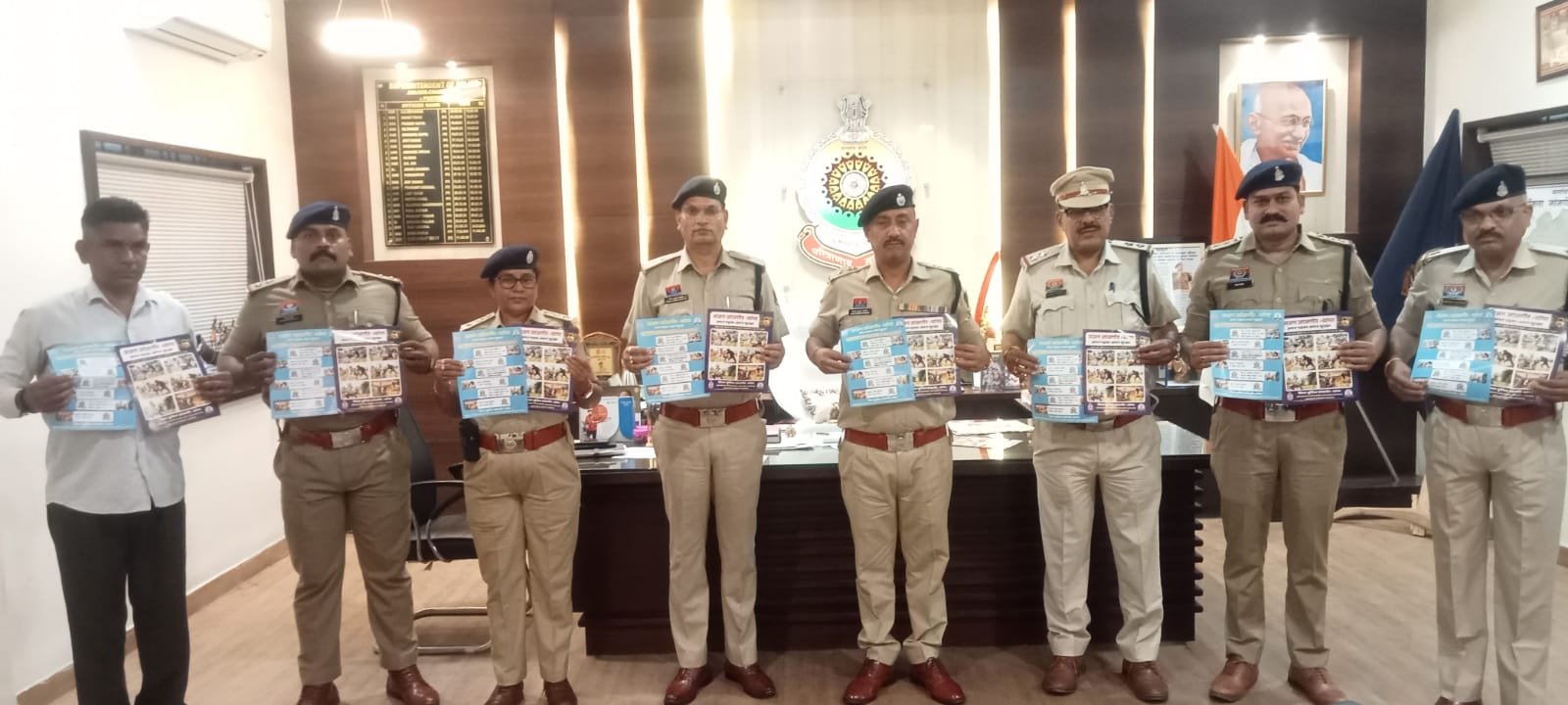 किसानों द्वारा बैंकों से धनराशि निकालकर घर ले जाने के दौरान हो रही ठगी की घटनाओं की रोकथाम हेतु जागरूकता संबंधी पोस्टर का विमोचन पुलिस अधीक्षक विजय कुमार पाण्डेय IPS द्वारा किया गया