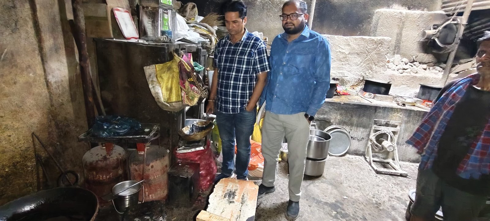 घरेलू गैस सिलेंडर के दुरुपयोग पर खाद्य विभाग की कार्रवाई, कई प्रतिष्ठानों में छापेमारी