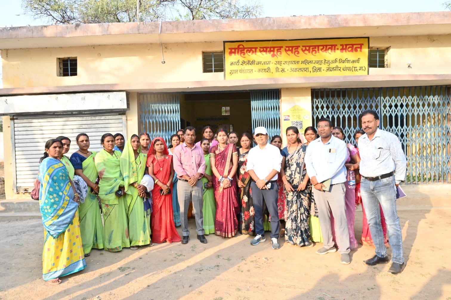 कलेक्टर श्री महोबे ने अकलतरा विकासखंड के ग्रामों में चल रहे विकास कार्यों का किया निरीक्षण  जल संचय जनभागीदारी अभियान के तहत स्वप्रेरणा से सोकपिट और रेनवॉटर हार्वेस्टिंग निर्माण करने वाले नागरिकों को सम्मानित करने के निर्देश  स्वसहायता समूहों से की चर्चा,आजीविका गतिविधियों की सराहना  कलेक्टर ने ग्राम पंचायतों में किए जा रहे निर्माण कार्यों को क्यूआर कोड स्कैन कर देखा