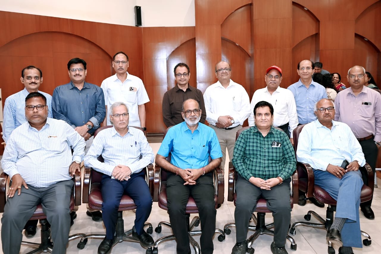 पावर कंपनीज से ईडी आलोक सिंह एवं एजीएम उमेश कुमार मिश्र को भावभीनी विदाई  - सेवा भवन में प्रबंध निदेशकों ने किया सम्मानित