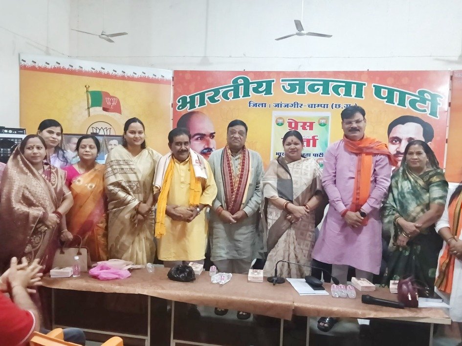 डॉक्टरेट की मानद उपाधि मिलने पर वरिष्ठ पत्रकार उपेन्द्र तिवारी को सांसद एवं नेता प्रतिपक्ष ने किया सम्मान