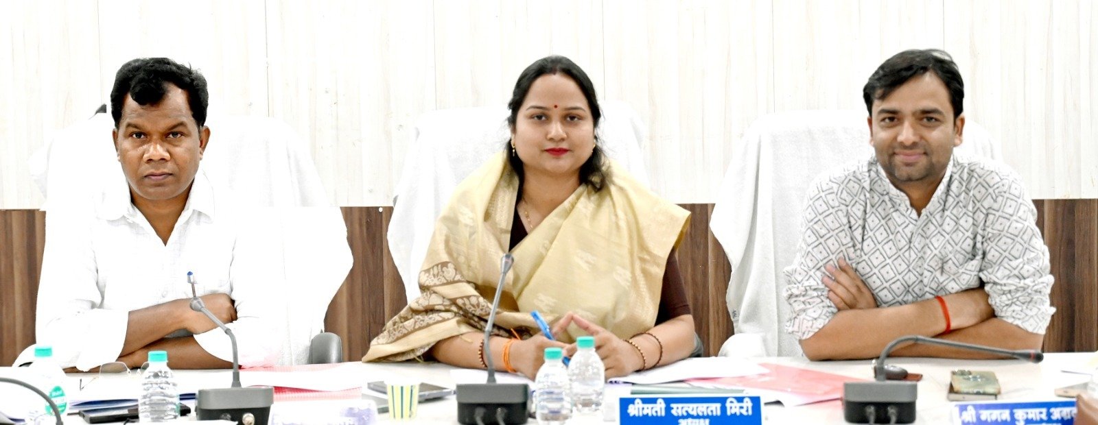 जिला पंचायत की अध्यक्ष इंजी. सत्यलता आनंद मिरी की अध्यक्षता में सामान्य सभा की बैठक आयोजित,   बैठक में पेयजल व्यवस्था और जलकर वसूली पर सख्त निर्देश, उद्योगों को जलकर को लेकर नोटिस देने के निर्देश, औद्योगिक प्रदूषण पर फ्लाईएश डंप का होगा भौतिक सत्यापन, दस दिन में रिपोर्ट प्रस्तुत करने के निर्देश