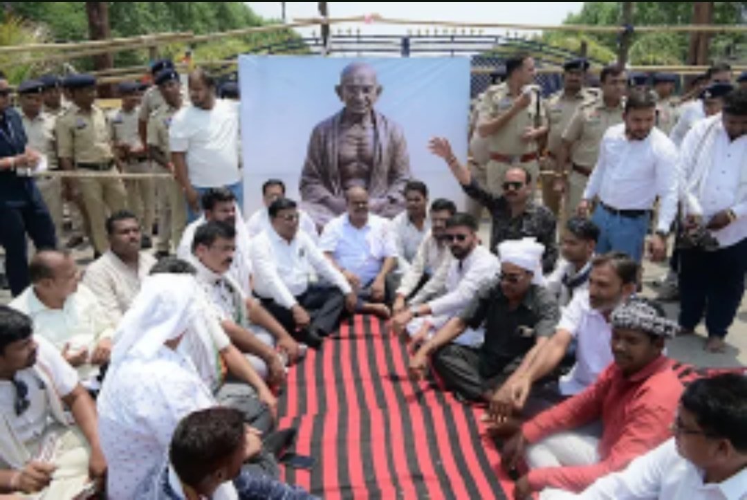 अधिकारों की अनदेखी पर विधायक का संग्राम...... तपती धूप में कलेक्ट्रेट गेट पर ब्यास कश्यप का सत्याग्रह
