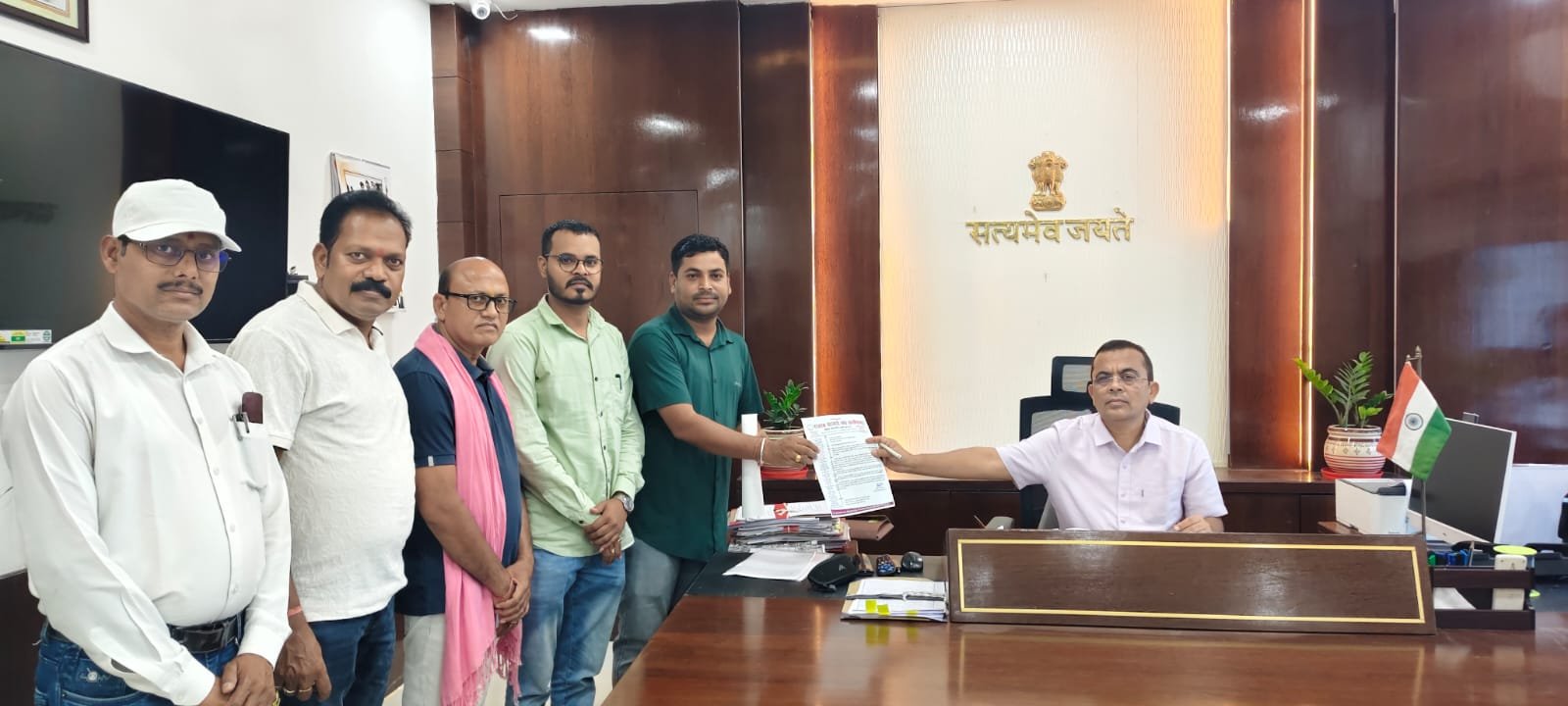 नायब तहसीलदार से मारपीट मामले में गिरफ्तारी की मांग: पटवारी संघ ने मंत्री के नाम सौंपा ज्ञापन