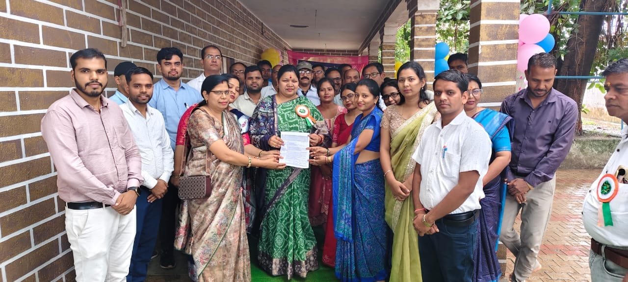 जैजैपुर में आयोजित जिला स्तरीय शाला प्रवेश उत्सव कार्यक्रम में सम्मिलित हुई।