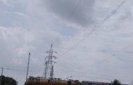 हॉट-लाइन तकनीक से चालू रेलवे ट्रैक के ऊपर खींची गई 220 केवी लाइन  - राजधानी की बिजली व्यवस्था होगी और मजबूत