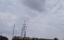 हॉट-लाइन तकनीक से चालू रेलवे ट्रैक के ऊपर खींची गई 220 केवी लाइन  - राजधानी की बिजली व्यवस्था होगी और मजबूत