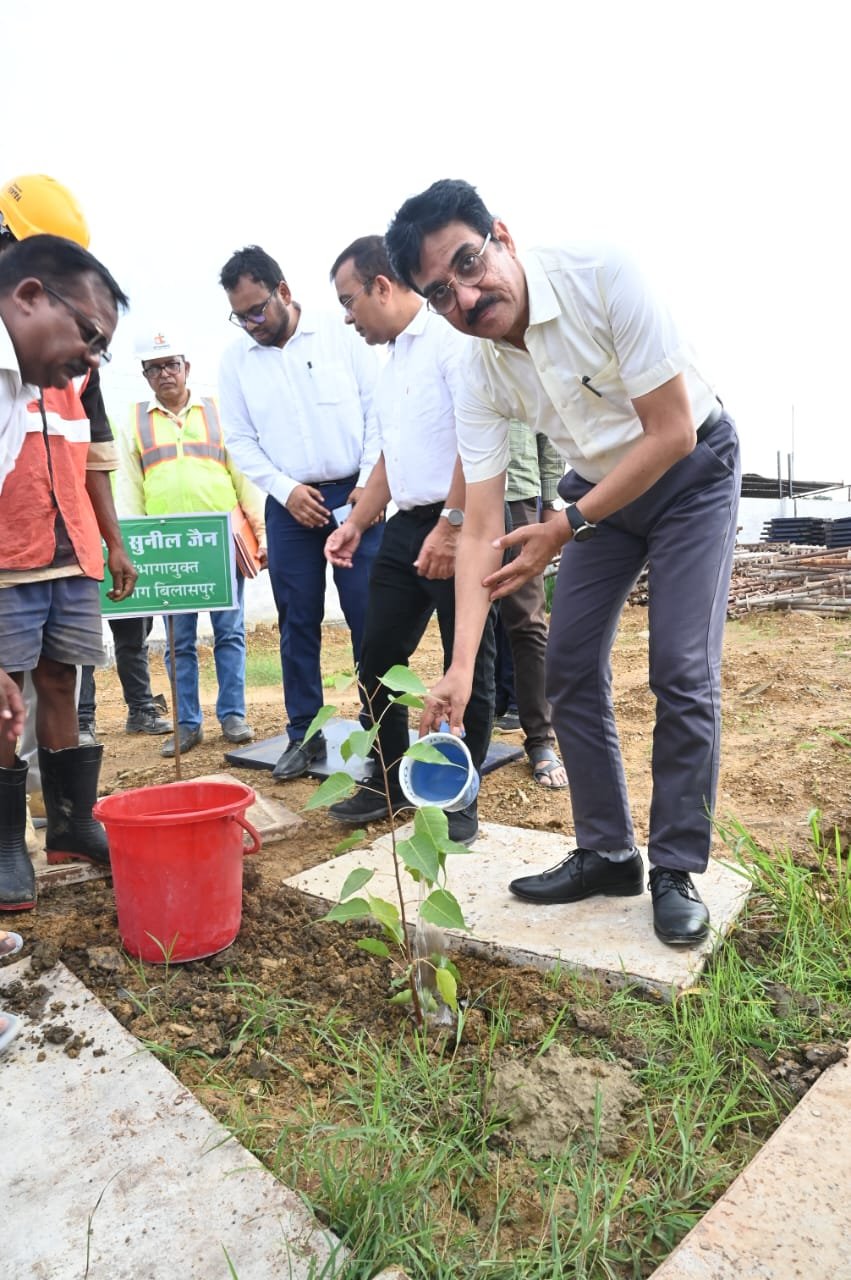 संभागायुक्त ने निर्माणाधीन मेडिकल कॉलेज का किया निरीक्षण   मेडिकल कॉलेज भवन, छात्रावास, ऑडिटोरियम सहित विभिन्न निर्माण कार्यों की प्रगति का लिया जायजा और  संभागायुक्त-कलेक्टर ने मेडिकल कॉलेज परिसर में किया पौधरोपण