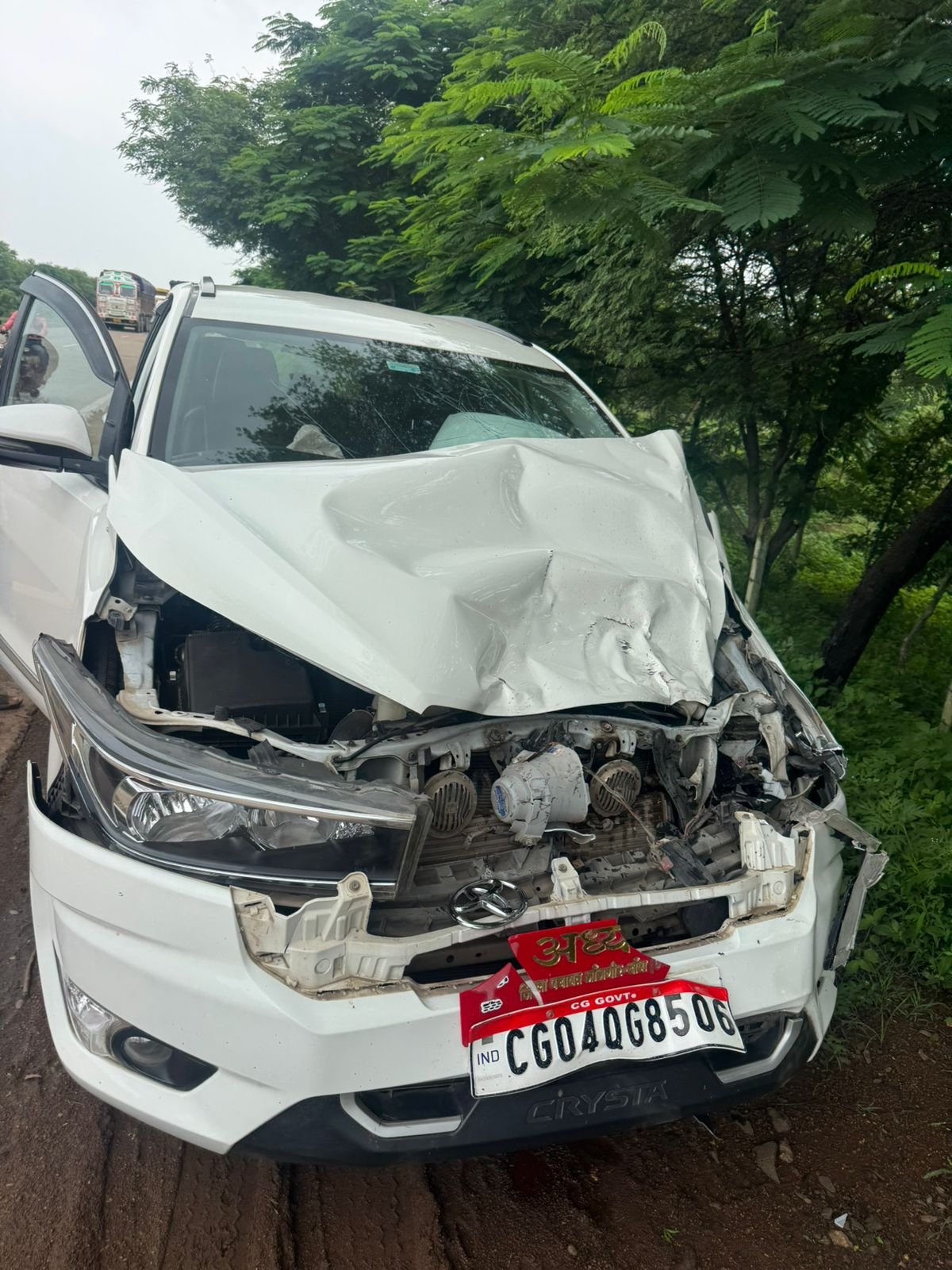 गाय को बचाने के चक्कर में जिला पंचायत अध्यक्ष की गाड़ी दुर्घटनाग्रस्त, टला बड़ा हादसा : रायपुर जिले के सिमगा की घटना