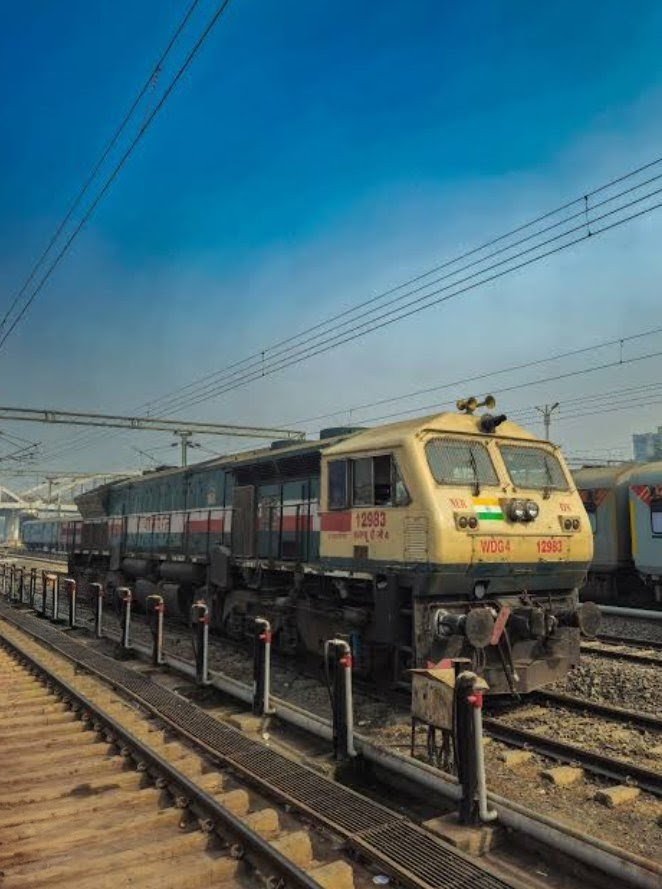 कई तरह की समस्याओं से जूझ रहे रेलवे के लोको पायलट,15 से 20 किलो का वजन लेकर तय करनी पड़ती है जिम्मेदारी फिर भी रेस्ट मिलता है कम