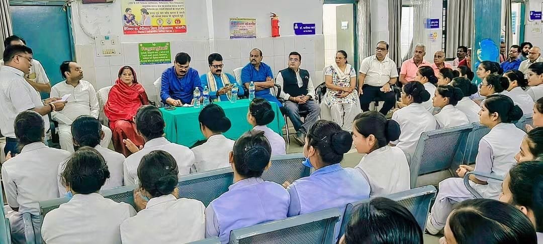सेवा संकल्प अभियान में सेवा मानवता की मिसाल: जिला अस्पताल में रक्तदान और देहदान  रक्तदाताओं एवं देहदान करने वाले नागरिकों का श्रीफल व प्रशस्ति पत्र से सम्मान