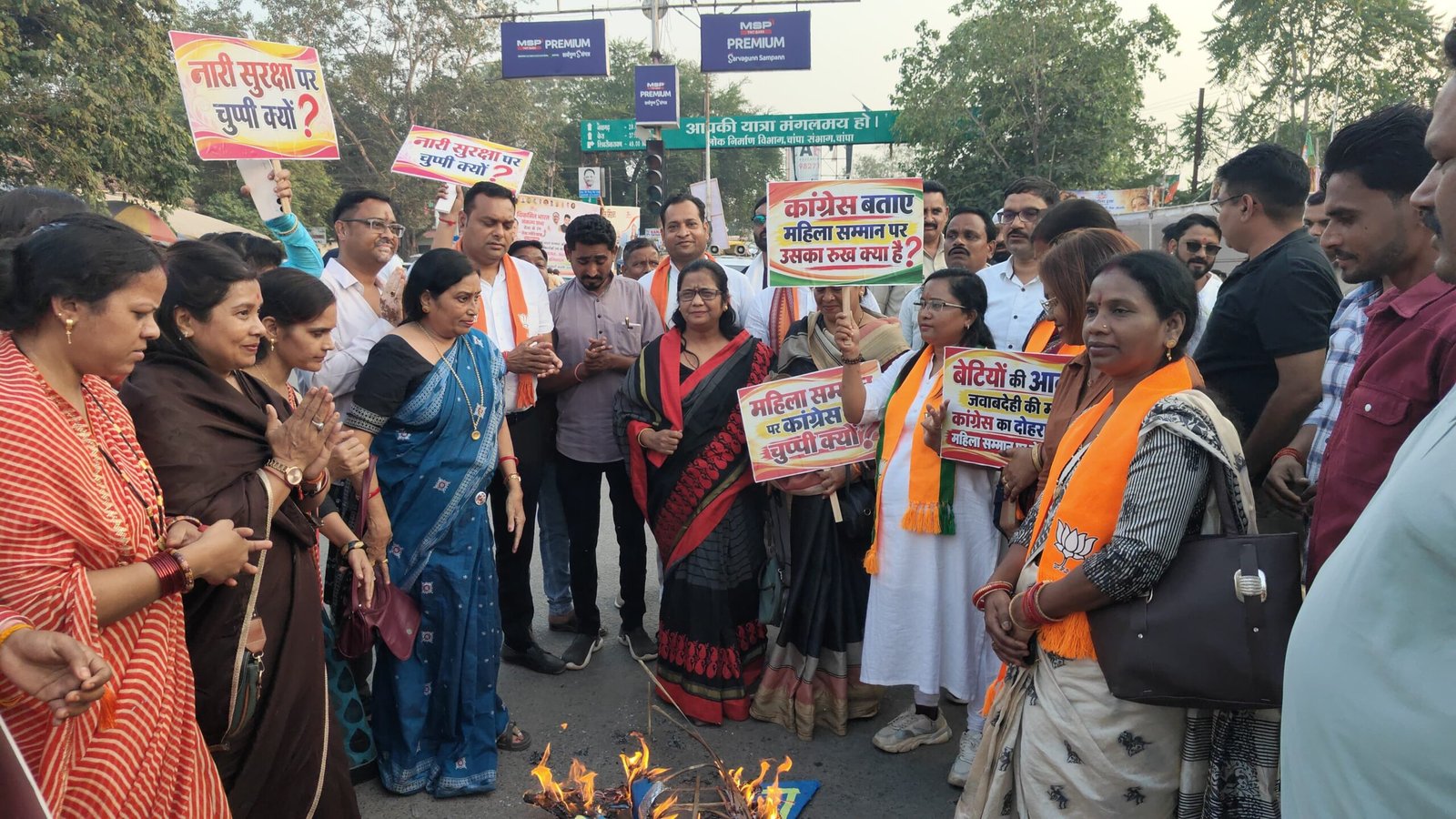 नारी का अपमान नहीं सहेगा हिंदुस्तान! कांग्रेस सांसद पर लगे आरोपों के विरोध में महिला मोर्चा का जोरदार प्रदर्शन-कचहरी चौक पर गूंजे विरोध के स्वर, भाजपा महिला मोर्चा ने महिलाओं के सम्मान और सुरक्षा का मुद्दा उठाया